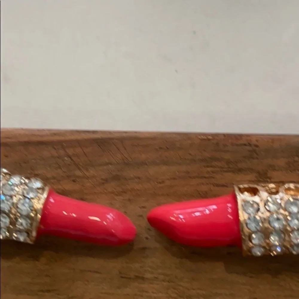 ‎Cute lipstick and rhinestone key chain